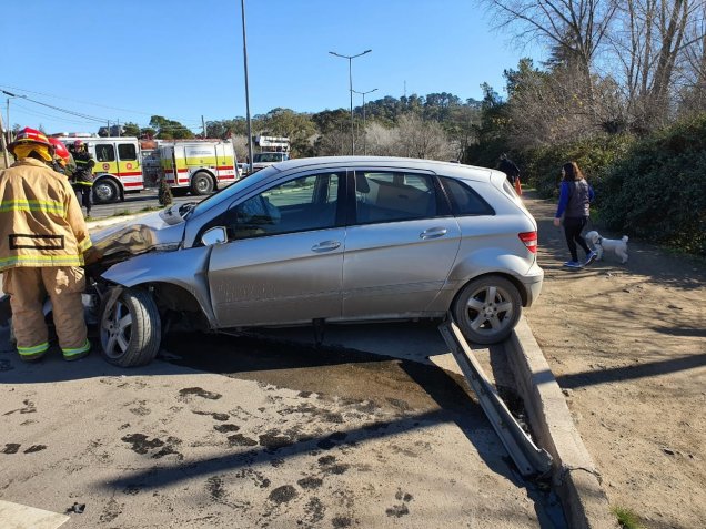 Un automóvil chocó violentamente con un poste de alumbrado en Saavedra Lamas